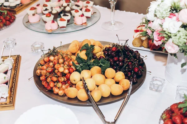 다채로운 과일과 케이크 결혼식 피로연 테이블에 바입니다 분홍색과 럭셔리 — 스톡 사진