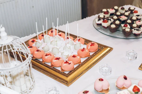 Deliciosos Dulces Dulces Cupcakes Pops Decorados Con Flores Mesa Recepción — Foto de Stock