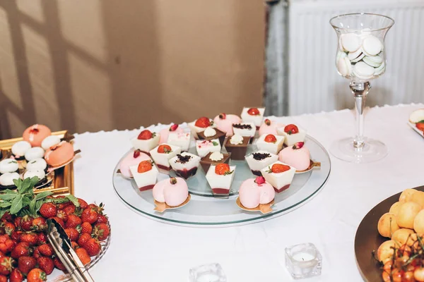 Deliciosos Dulces Dulces Cupcakes Pops Decorados Con Flores Mesa Recepción — Foto de Stock