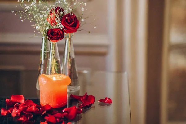 Червоні Троянди Пелюстки Свічки Скляному Столі Розкішний Декор Доповнення Весільному — стокове фото