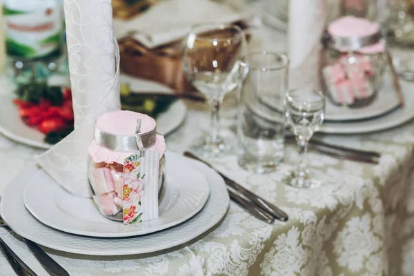 Vackert Inredda Inställningen Mittpunkten Bord Med Eleganta Tallrik Glas Och — Stockfoto