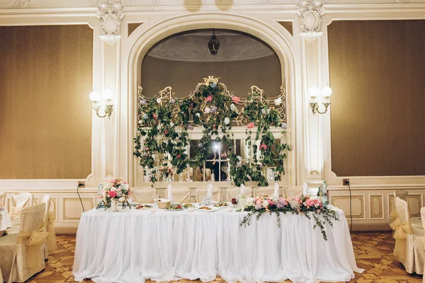 Vackert Inredda Mittpunkten Bord Med Hydrangea Buketter Och Grönska Lyx — Stockfoto