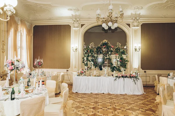 Belle Table Centrale Décorée Avec Bouquets Hortensia Verdure Réception Mariage — Photo