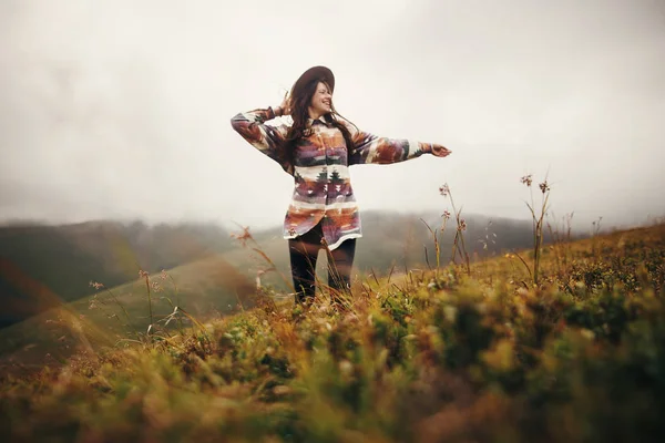 Happy Traveler Hipster Girl Hat Walking Backpack Smiling Windy Mountains — Stock Photo, Image