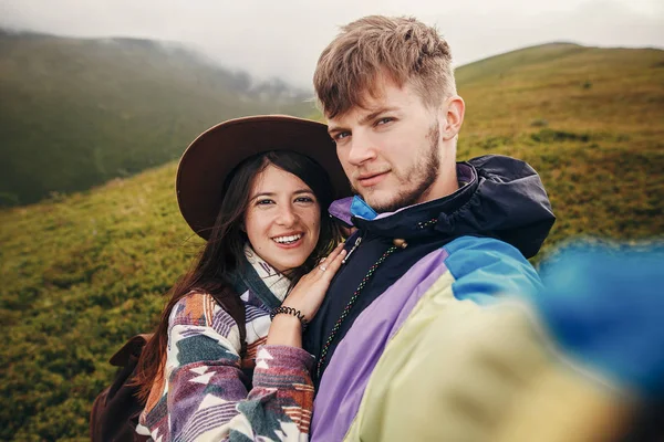 Hipster Ευτυχισμένο Ζευγάρι Κάνει Selfie Πάνω Ηλιόλουστα Βουνά Καλοκαιρινές Διακοπές — Φωτογραφία Αρχείου