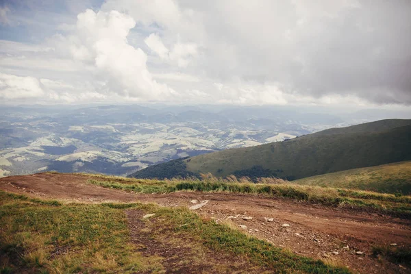 美しい丘と霧の日当たりの良い山の中の道 朝の光 雲の丘の景色を風景 夏の旅行 放浪癖 カルパティア山脈 — ストック写真