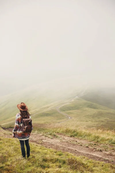 Podróżnik Hipster Dziewczyna Kapeluszu Plecakiem Odkrywania Mgliste Góry Słoneczny Chmury — Zdjęcie stockowe