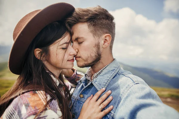 Couple Hipster Élégant Embrasser Faire Selfie Sur Dessus Des Montagnes — Photo