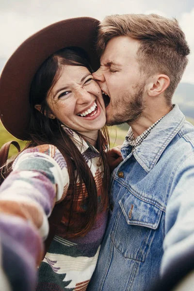 Happy Hipster Couple Making Selfie Top Sunny Mountains Family Having — Stock Photo, Image