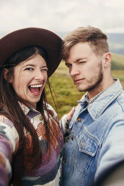 Couple Hipster Élégant Amuser Prendre Selfie Sur Dessus Des Montagnes — Photo