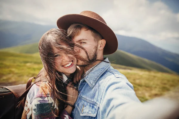 Mutlu Hippi Çift Selfie Güneşli Rüzgârlı Dağların Üstünde Tepe Yapım — Stok fotoğraf
