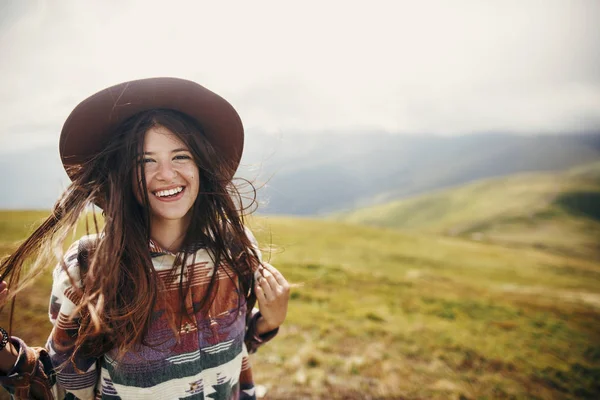 Glade Vandrende Hipster Jente Med Forblåst Hår Smilende Står Toppen – stockfoto