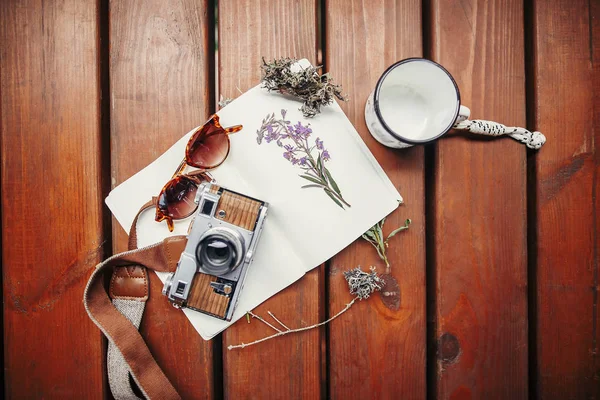 Kamera Foto Cangkir Kacamata Hitam Notebook Dan Bunga Herbal Liar — Stok Foto