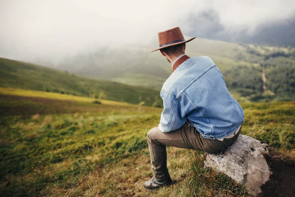 Voyageur Élégant Homme Assis Sur Sommet Des Montagnes Dans Les — Photo