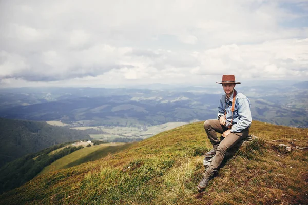 Voyageur Élégant Homme Assis Sur Sommet Des Montagnes Avec Appareil — Photo