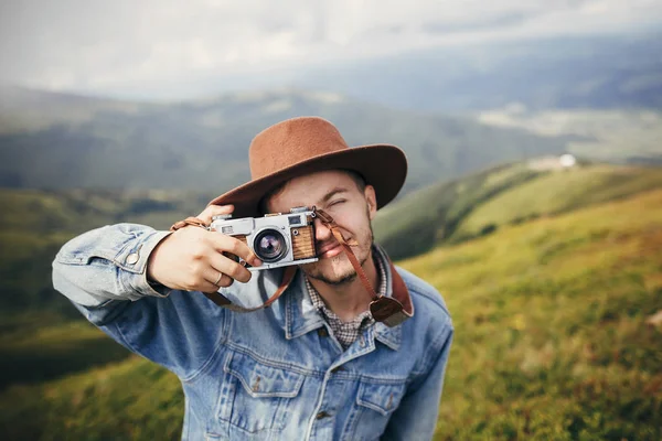 Travel Wanderlust Stylish Traveler Man Taking Photos Top Mountains Photo — Stock Photo, Image
