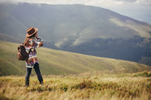 Traveler Hipster Girl Hat Backpack Exploring Misty Sunny Mountains Clouds — Stock Photo, Image