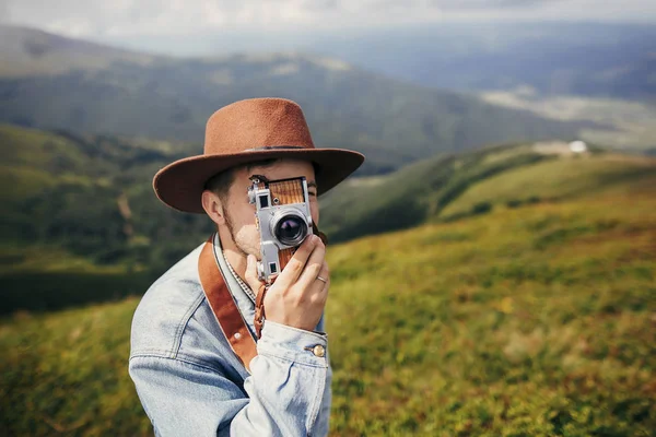 Stylish Traveler Man Hat Taking Photos Top Mountains Photo Camera — Stock Photo, Image