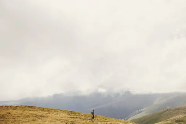 Voyageur Fille Hipster Chapeau Avec Sac Dos Explorant Les Montagnes — Photo