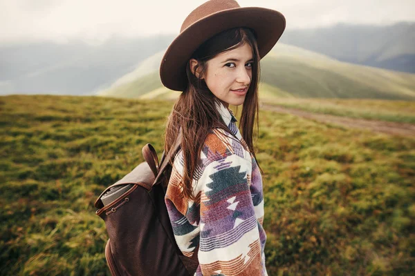 Traveler Hipster Girl Portrait Hat Backpack Exploring Sunny Mountains Clouds — Stock Photo, Image