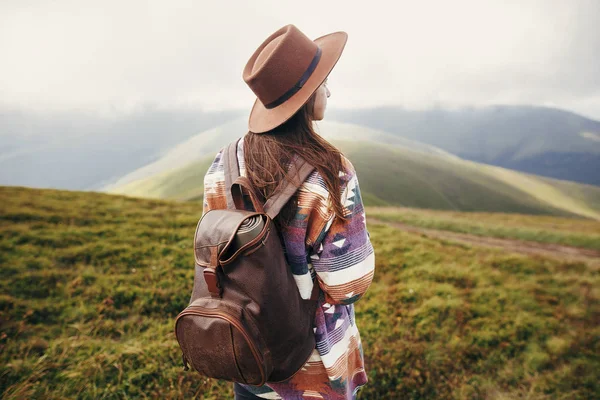 Reisendes Hipstermädchen Mit Hut Und Rucksack Erkundet Neblig Sonnige Berge — Stockfoto