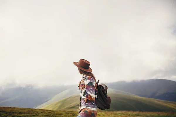 Utazási Mehetnék Fogalom Utazó Csípő Lány Kalapban Hátizsák Ködös Felhők — Stock Fotó