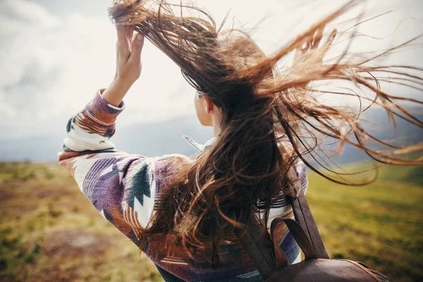 Podróżnik Hipster Dziewczyna Włosów Wietrznie Plecak Stojąc Szczycie Góry Sunny — Zdjęcie stockowe