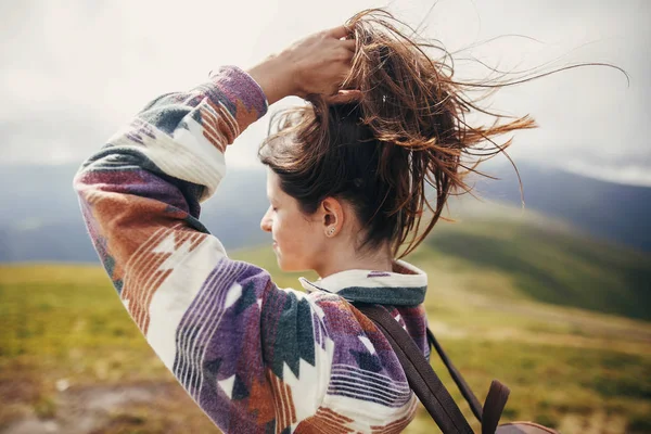 Reisendes Hipstermädchen Mit Windigen Haaren Und Rucksack Das Auf Sonnigen — Stockfoto