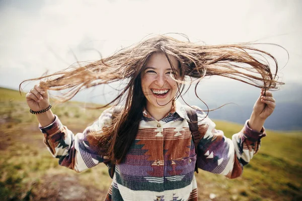 Mutlu Traveler Hipster Kızla Rüzgarlı Saç Gülümseyen Güneşli Dağların Tepesinde — Stok fotoğraf