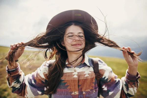 Boldog Utazó Csípő Lány Mosolyogva Tetőn Napos Hegyek Szeles Hajjal — Stock Fotó
