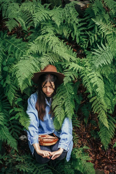 Stylish Hipster Girl Hat Sitting Fern Bushes Fern Leaves Forest — Stock Photo, Image