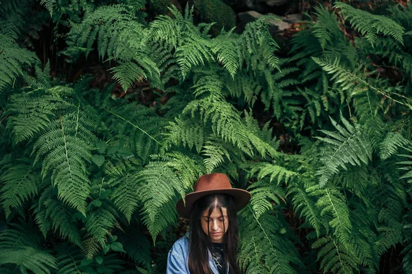 Stylish Hipster Girl Hat Sitting Fern Bushes Fern Leaves Forest — Stock Photo, Image