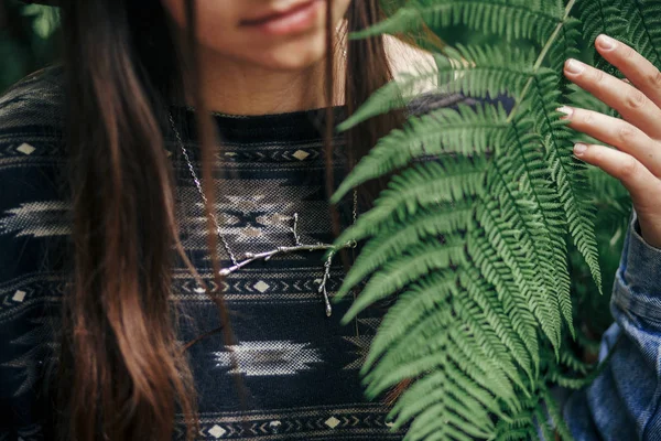 Chica Hipster Con Estilo Sentado Los Arbustos Helechos Entre Las — Foto de Stock