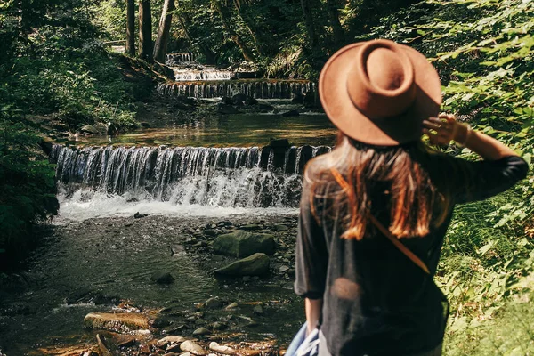 Stilvolles Mädchen Mit Hut Und Blick Auf Den Fluss Sonnigen — Stockfoto