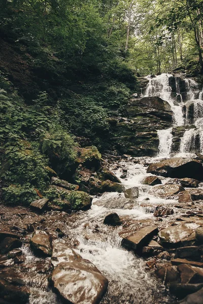 Красивый Водопад Реке Лесу Горах Каскады Реки Движением Воды Скалами — стоковое фото