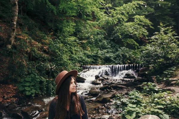 Vacances Été Concept Voyage Errance Voyageuse Élégante Fille Chapeau Assis — Photo