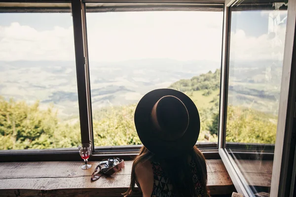 Stilvolle Reisenden Mit Hut Sitzt Fenster Hütte Mit Blick Auf — Stockfoto