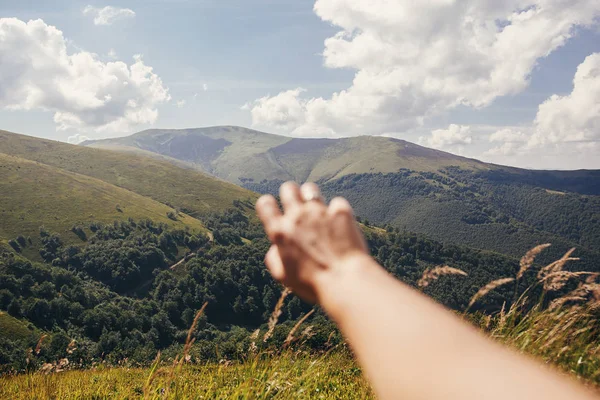 Traveler Hand Reaching Out Mountains Focus Hills Girl Hand Background — Stock Photo, Image