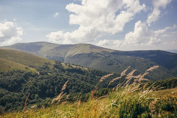 Belas Montanhas Paisagem Colina Com Céu Azul Nuvens Vista Incrível — Fotografia de Stock