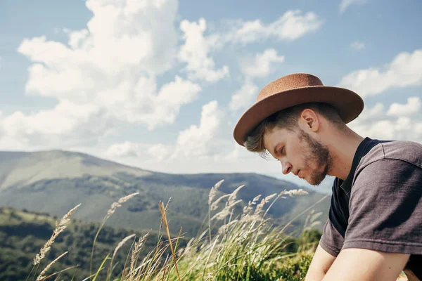 Homem Viajante Elegante Chapéu Sentado Topo Montanhas Ensolaradas Viagem Conceito — Fotografia de Stock