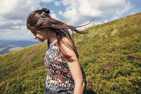 Glückliches Reisendes Hipstermädchen Beim Wandern Sonnigen Bergen Sommerferien Raum Für — Stockfoto