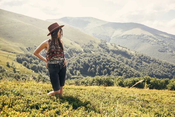旅と放浪癖の概念 流行の旅行者内気な少女の帽子 日当たりの良い山の中を歩きます 夏休み テキストのためのスペース 素晴らしい大気瞬間 女性旅行 — ストック写真