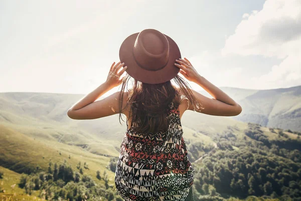 Viagem Conceito Wanderlust Viajante Hipster Menina Segurando Chapéu Olhando Para — Fotografia de Stock