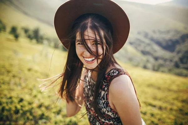 Happy Traveler Hipster Girl Hat Walking Sunny Mountains Summer Vacation — Stock Photo, Image