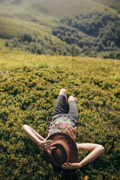 Traveler Hipster Girl Hat Lying Grass Sunny Mountains Relaxing Summer — Stock Photo, Image