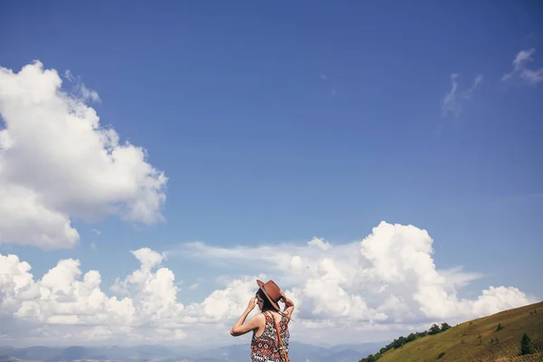 여행자 Hipster 하늘에 구름을 휴가입니다 텍스트를 공간입니다 순간입니다 여행과 — 스톡 사진