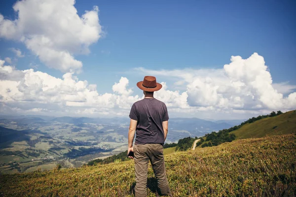 Homem Viajante Elegante Chapéu Segurando Telefone Andando Topo Montanhas Ensolaradas — Fotografia de Stock