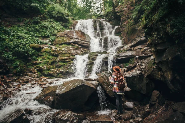 Stylisches Hipstermädchen Mit Hut Und Rucksack Das Den Wasserfall Wald — Stockfoto