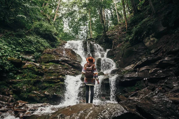 Stylisches Hipstermädchen Mit Hut Und Rucksack Das Den Wasserfall Wald — Stockfoto