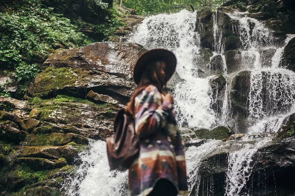 Chica Hipster Con Estilo Sombrero Con Mochila Mirando Cascada Bosque —  Fotos de Stock